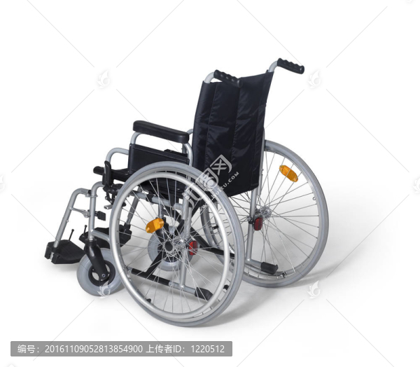 坐在白色的輪椅上