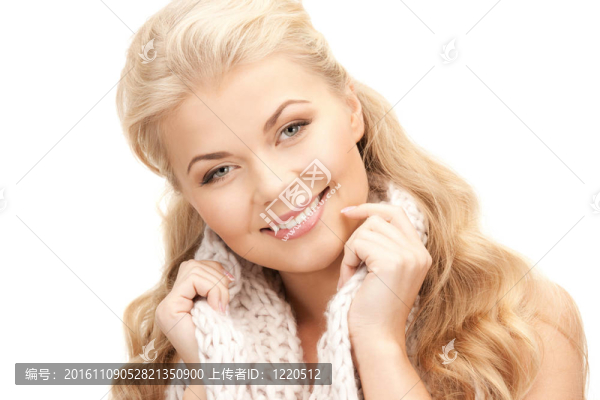 美麗的女人在消聲器
