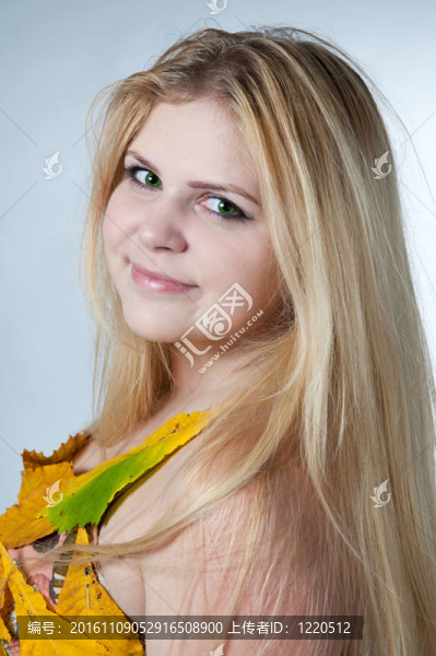 畫像女孩穿著秋天樹葉裝飾
