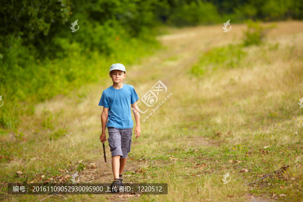男孩走在森林里