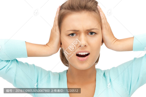 手在耳朵上的女人