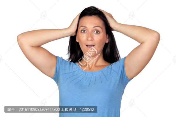 驚訝的女人通過遺忘的東西