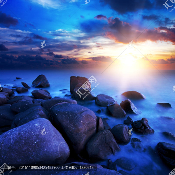 海上日落。長曝光（1分鐘）。