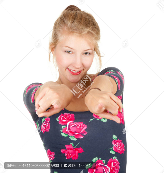 微笑的少女指著你；白色背景