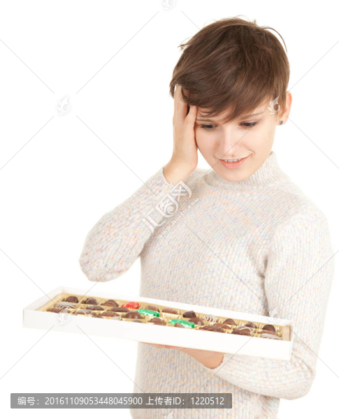 微笑的年輕女子穿著明亮的毛衣和巧克力