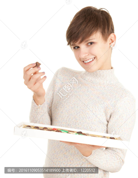 微笑的年輕女子穿著明亮的毛衣和巧克力