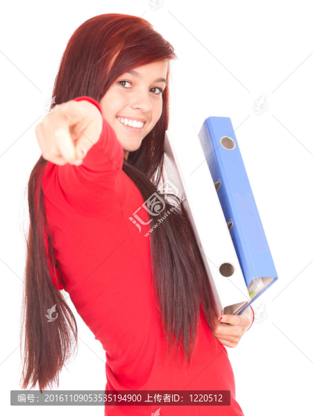 指著你微笑的學(xué)生女孩與文件粘合劑；白色背景
