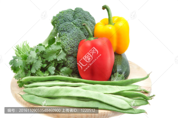 木板上的蔬菜與白色隔絕