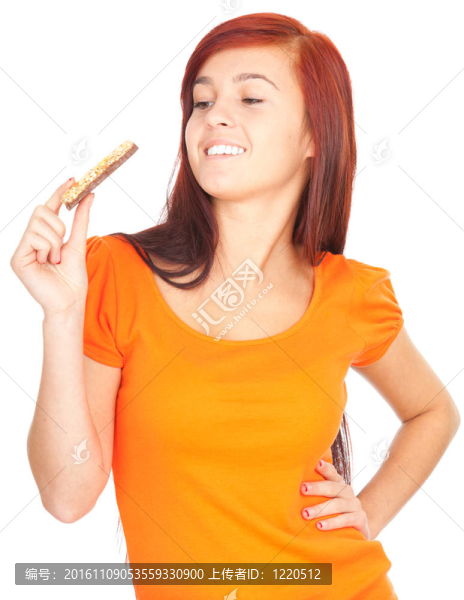 健康的生活方式；年輕漂亮的女人吃燕麥；白色背景