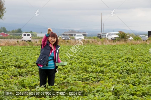 快樂的女人展示草莓