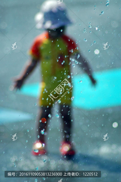 水上公園的小女孩
