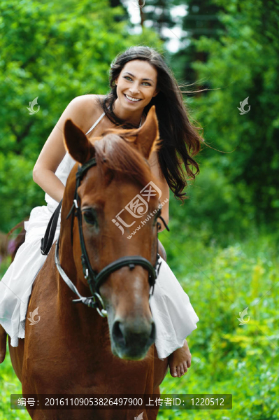 美麗的女人騎馬