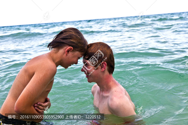 在清澈的海洋里玩的男孩