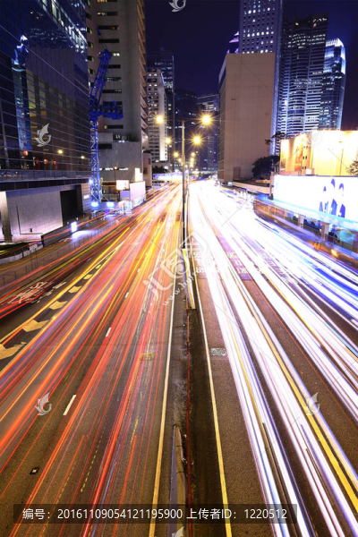 大城市的公路在夜間