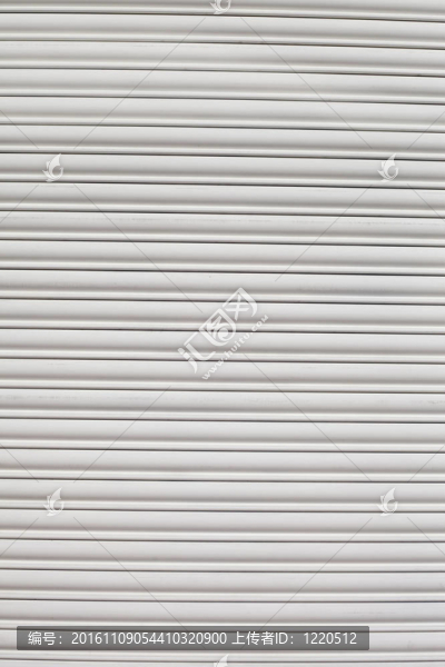 白色金屬百葉窗。