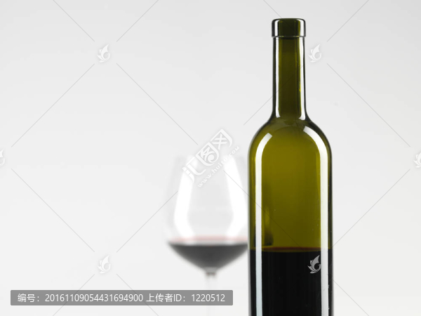 一瓶酒；一杯紅葡萄酒