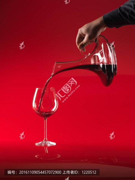 手倒酒在玻璃德卡特