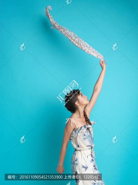 具有圍巾藍色背景的年輕女子