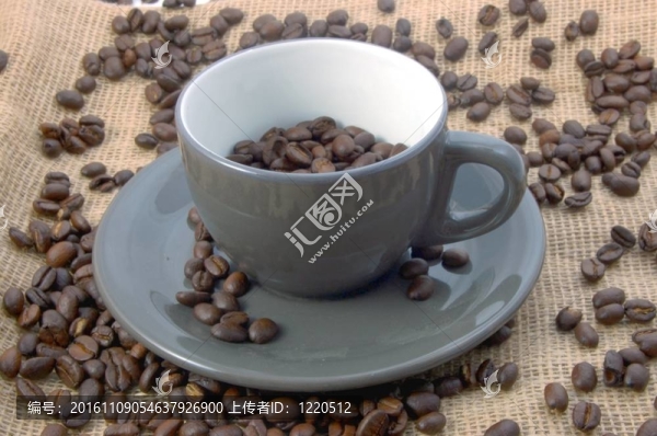 一杯咖啡在粗麻布