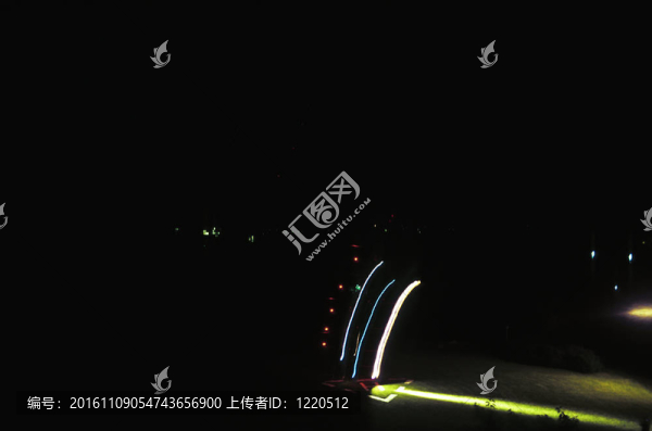救援直升機在黑暗中降落和啟動
