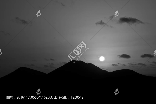 在群山像金字塔蒂曼法亞日落