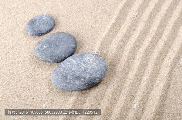 石頭在沙灘上