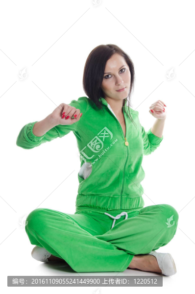 這個(gè)女孩在一個(gè)姿勢(shì)瑜伽
