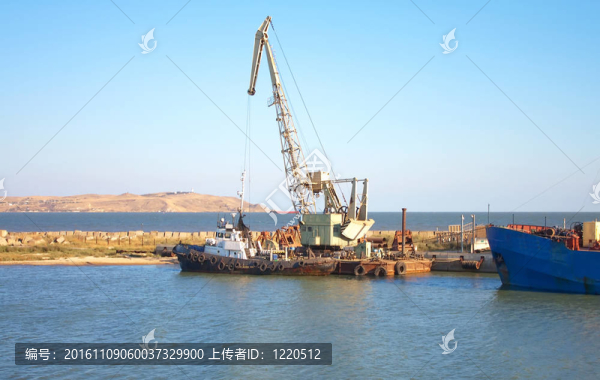 碼頭小型船舶和起重機
