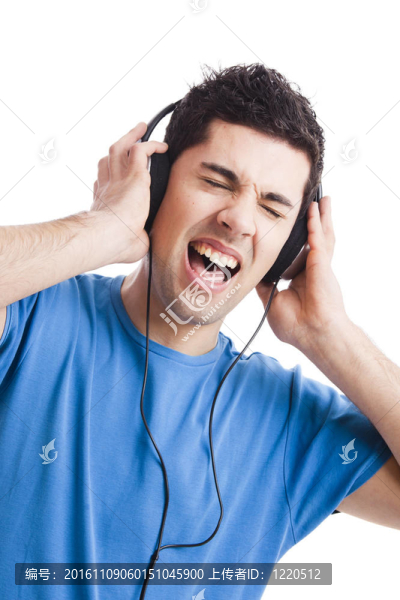 年輕人聽音樂