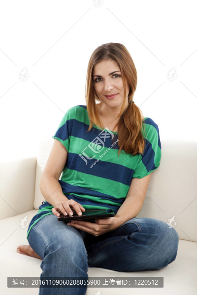 使用平板電腦的女人