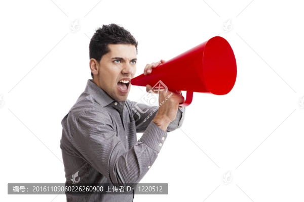 對著擴音器