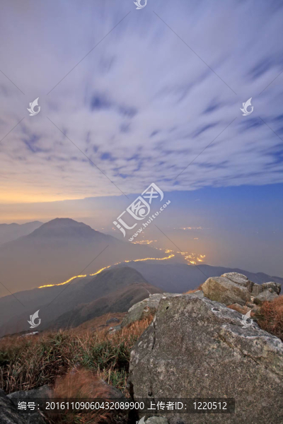 山上的秋天風景。日落