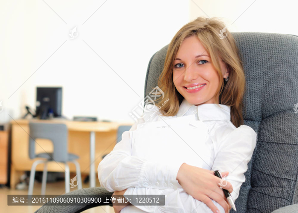 在他的辦公室里的年輕女孩