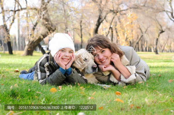 媽媽和兒子一起玩的開心
