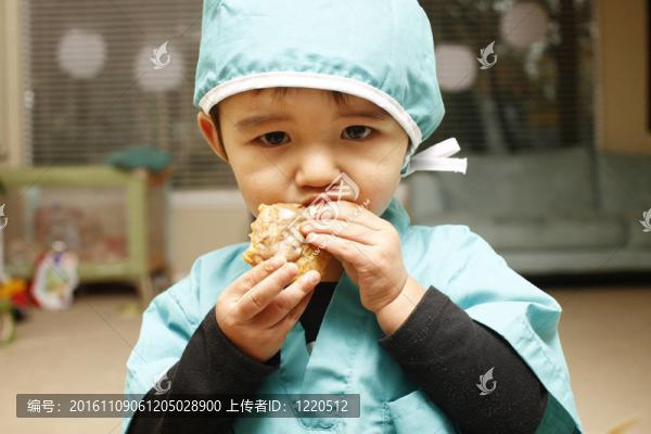 蹣跚學步的小孩穿著外科醫(yī)生的服裝