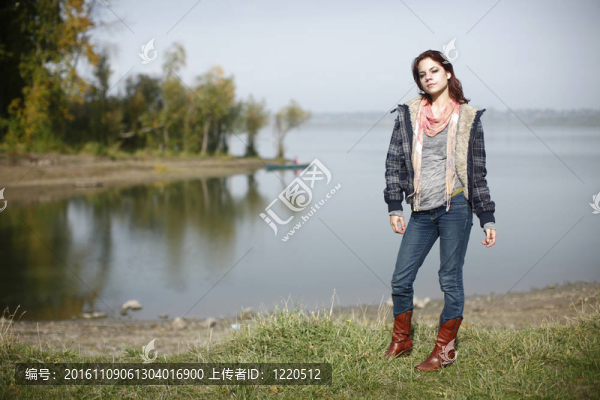 湖旁邊的女人