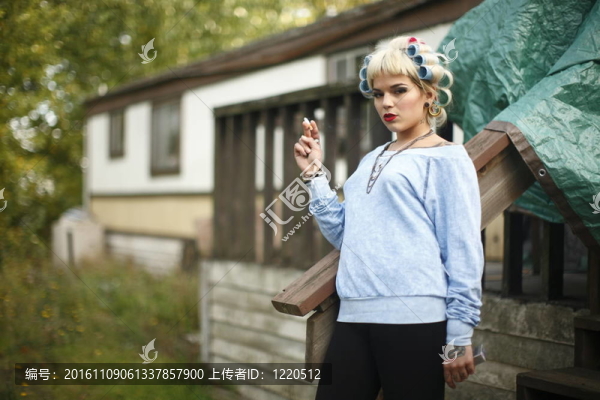 年輕的女人