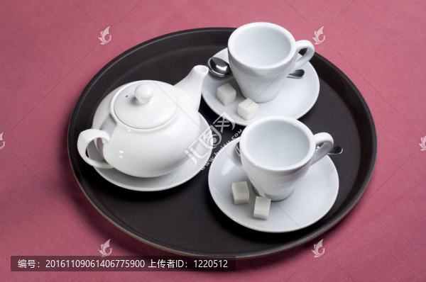 空杯teaspot；咖啡館里的糖和一茶匙