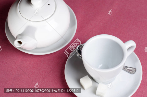 空杯teaspot；咖啡館里的糖和一茶匙