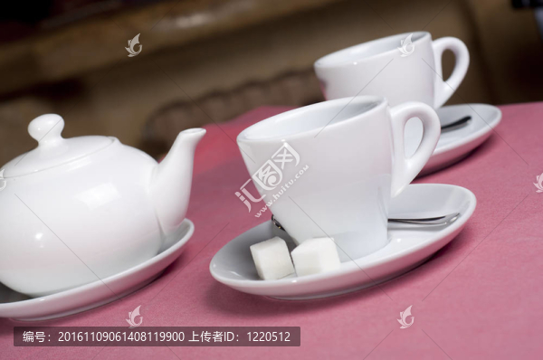 空杯teaspot；咖啡館里的糖和一茶匙