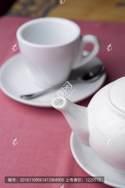 空杯teaspot；咖啡館里的糖和一茶匙