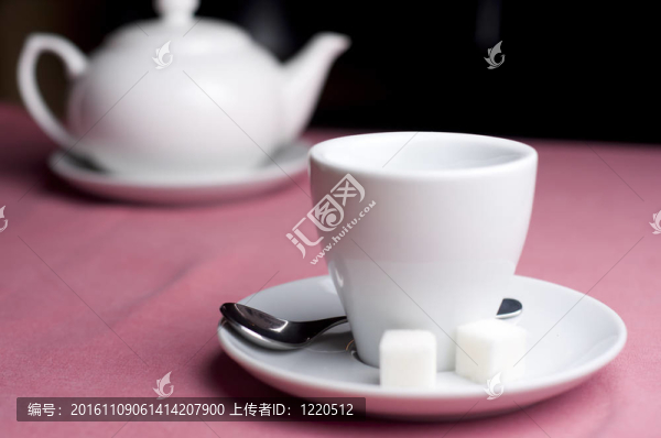 空杯teaspot；咖啡館里的糖和一茶匙
