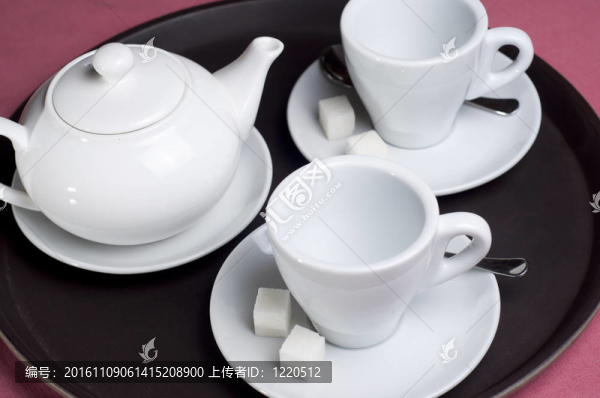 空杯teaspot；咖啡館里的糖和一茶匙
