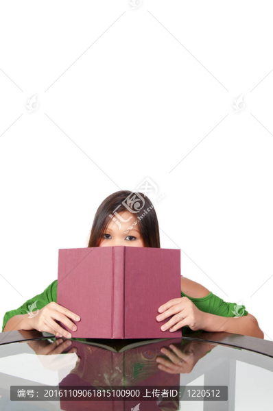 西班牙女人讀一本書