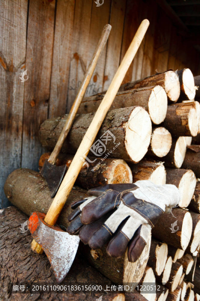 斧頭；防護(hù)手套和圓木