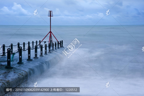 波浪沖擊和洪水海灘燈塔碼頭者長(zhǎng)時(shí)間曝光的運(yùn)動(dòng)模糊的海