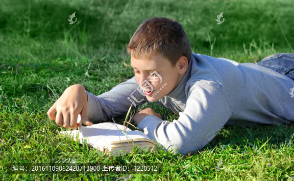 帶著書的男孩