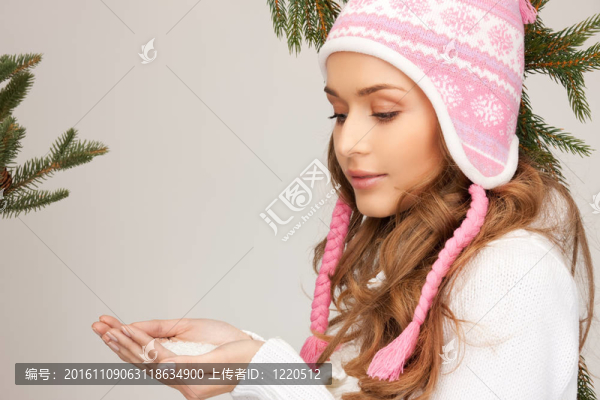 美麗的女人在冬天的帽子