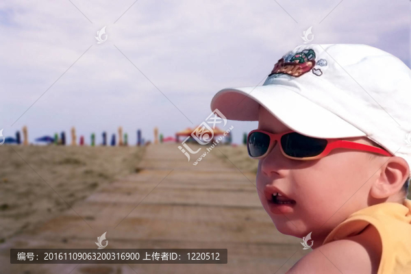 太陽眼鏡的男孩