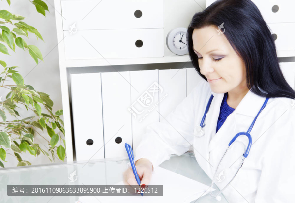 女醫(yī)生寫字處方